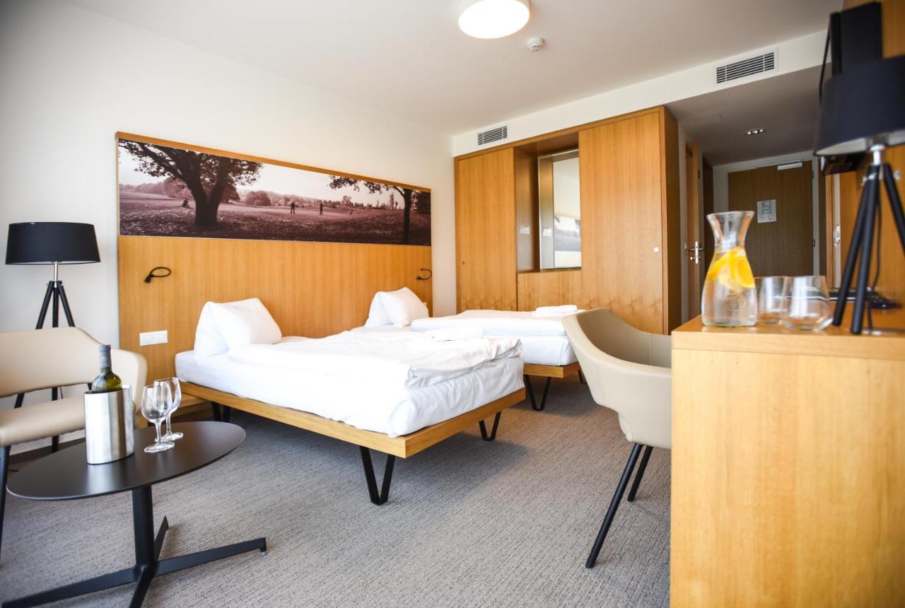 Hotel S-Port Veska Dolany  外观 照片
